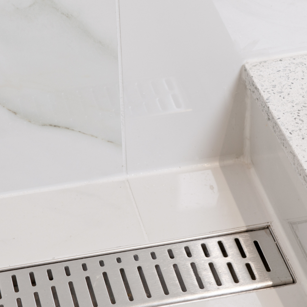 Douchebak of douchegoot in de badkamer? De voor en nadelen